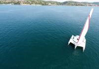 trimaran fra luften sejlbåd